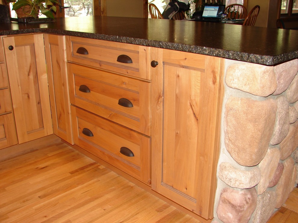 Ejemplo de cocina de estilo de casa de campo con armarios estilo shaker, puertas de armario de madera clara y encimera de granito
