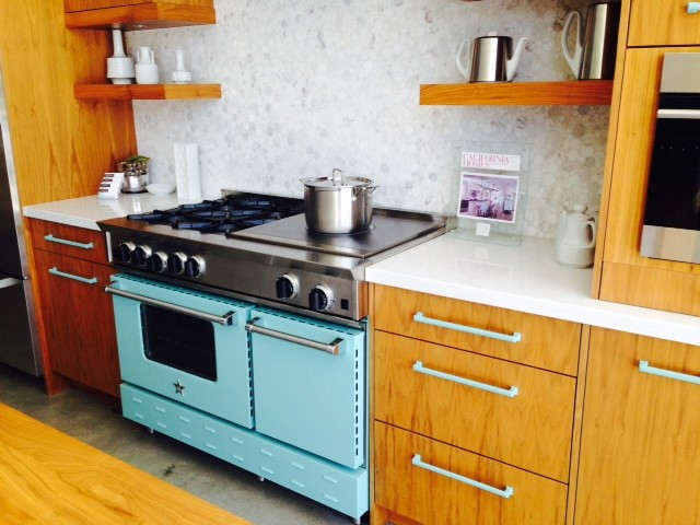 Cette photo montre une cuisine moderne avec un électroménager de couleur.