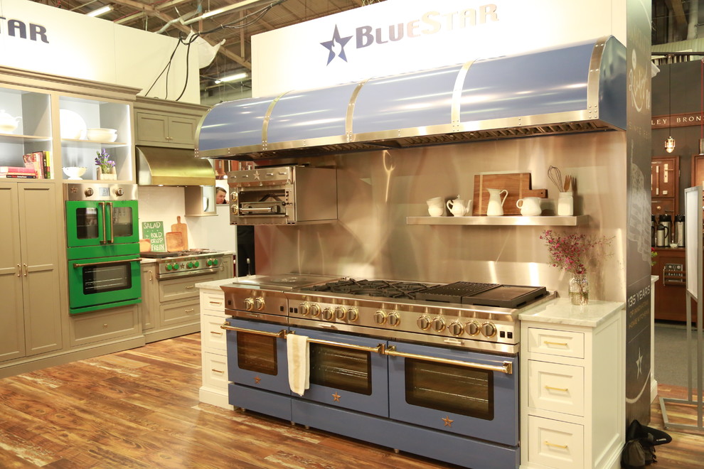 Foto di un'ampia cucina ad ambiente unico industriale con ante bianche e elettrodomestici colorati