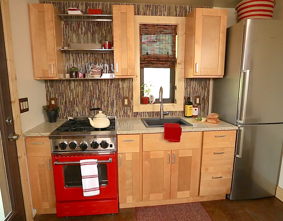 Idée de décoration pour une petite cuisine minimaliste avec un électroménager de couleur.