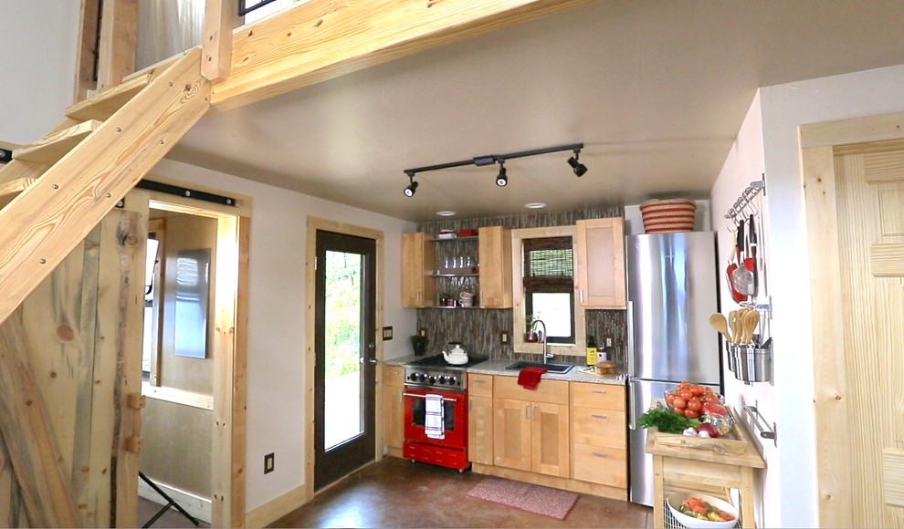 Cette photo montre une petite cuisine moderne avec un électroménager de couleur.