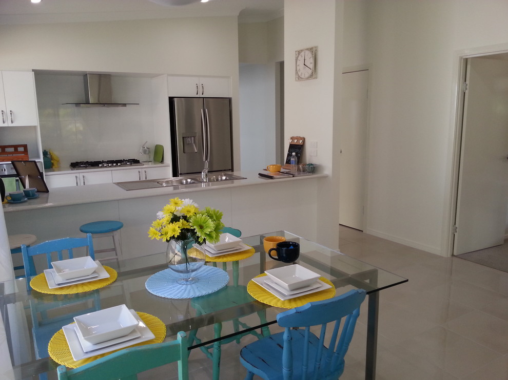 Kitchen - contemporary kitchen idea in Townsville
