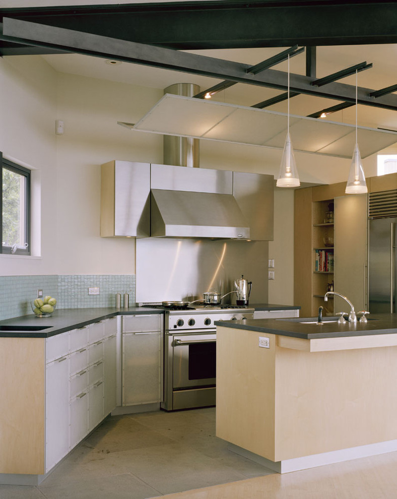 Foto di una cucina moderna con elettrodomestici in acciaio inossidabile, ante lisce, ante bianche, paraspruzzi blu e paraspruzzi con piastrelle a mosaico