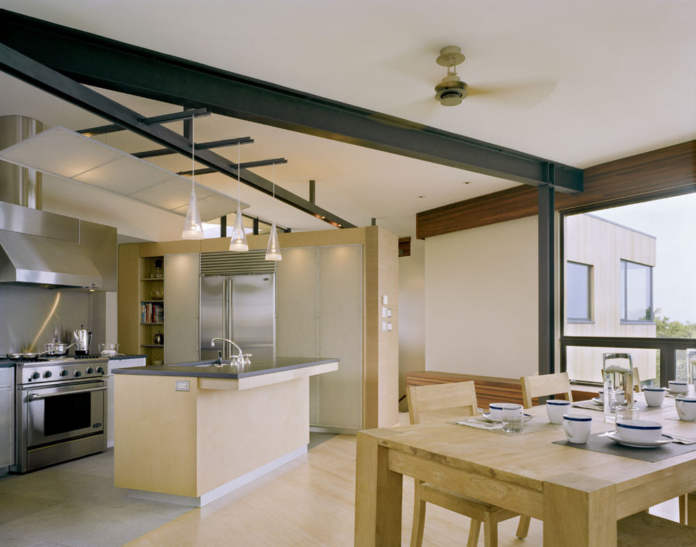Moderne Wohnküche mit Küchengeräten aus Edelstahl, Küchenrückwand in Metallic und Rückwand aus Metallfliesen in New York