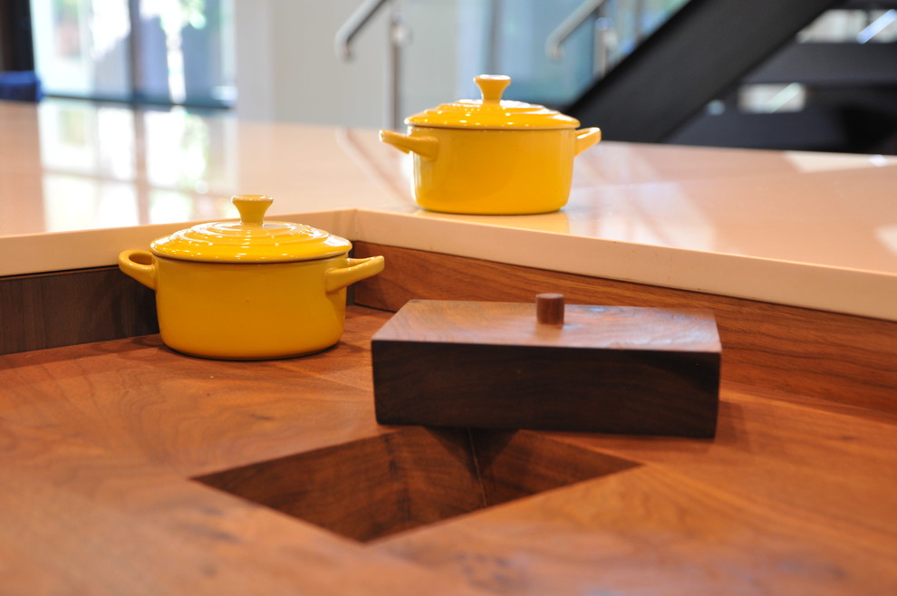 Стильный дизайн: кухня в современном стиле с деревянной столешницей и коричневой столешницей - последний тренд