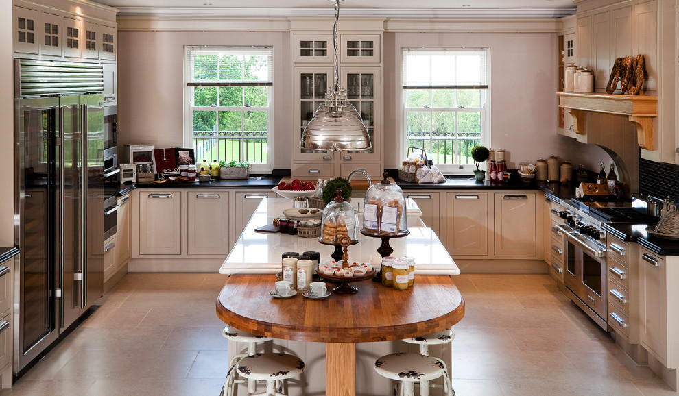 Klassische Küche in U-Form mit Schrankfronten im Shaker-Stil, beigen Schränken, Küchengeräten aus Edelstahl und Kücheninsel in Berkshire