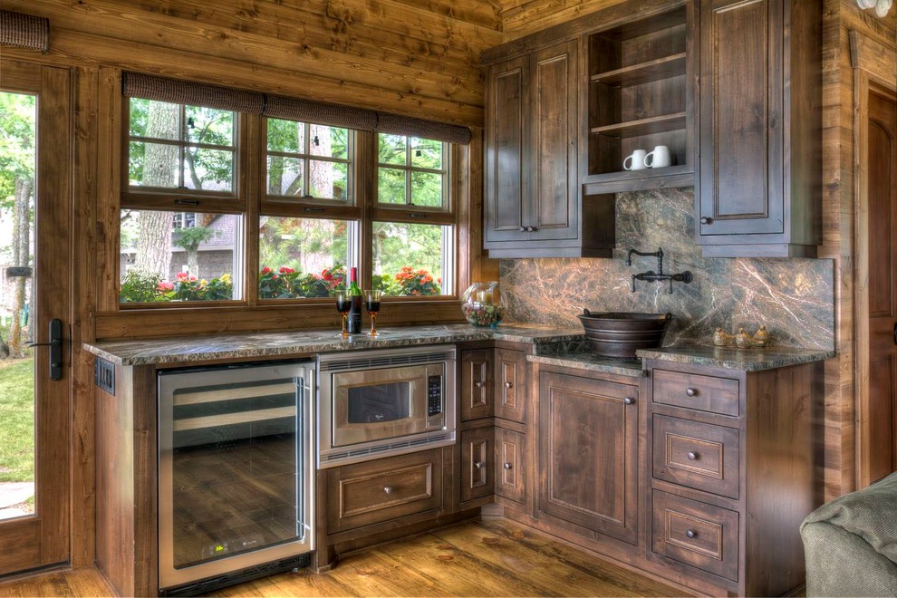 Modelo de cocinas en L rústica pequeña con armarios con paneles empotrados, puertas de armario de madera en tonos medios, suelo de madera en tonos medios y suelo beige