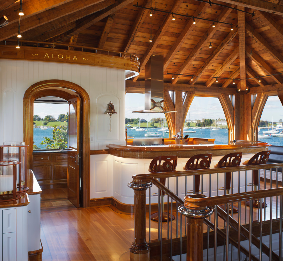 Foto di una cucina costiera di medie dimensioni con pavimento in legno massello medio