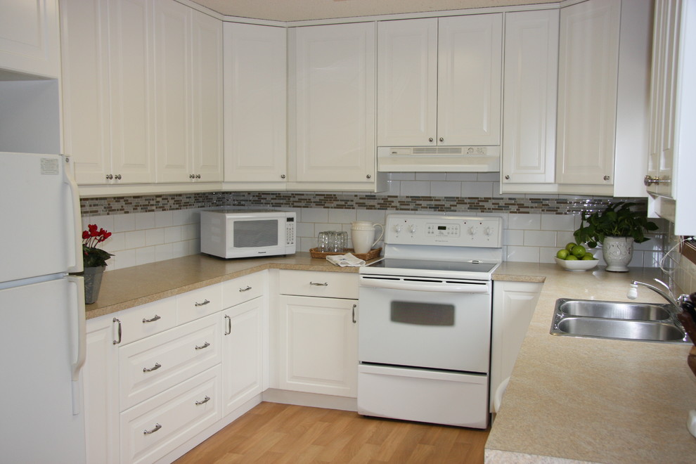 Bob and Joyce's Kitchen Klassisch Küche Calgary von User Houzz