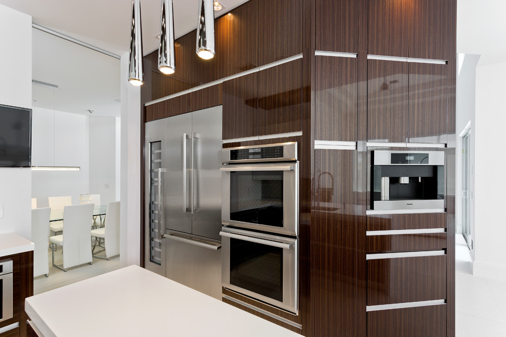 Inspiration for a contemporary kitchen in Miami.