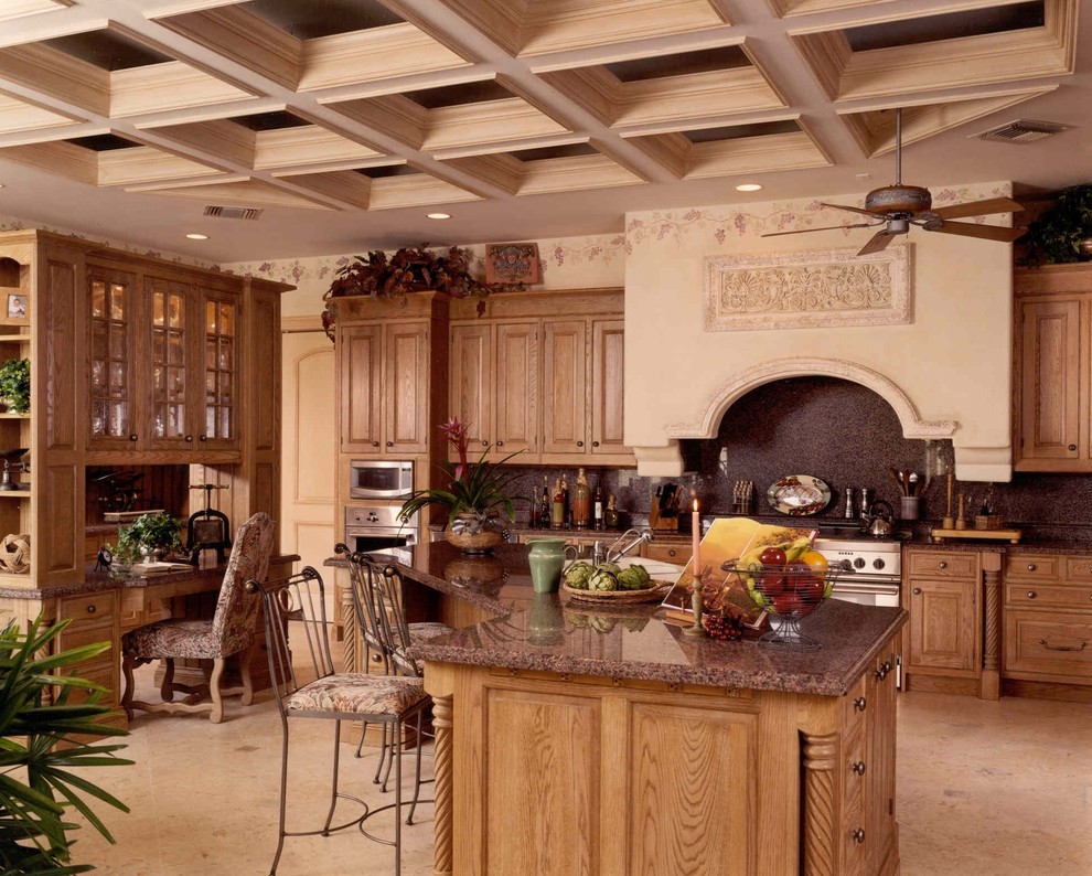 Foto på ett mycket stort medelhavsstil u-kök, med en dubbel diskho, luckor med upphöjd panel, skåp i mellenmörkt trä, granitbänkskiva, brunt stänkskydd, stänkskydd i sten, rostfria vitvaror, klinkergolv i porslin och en köksö