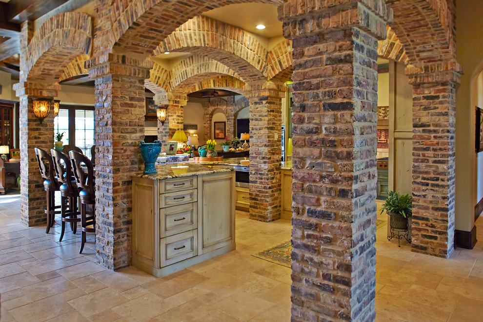 Bild på ett stort vintage kök och matrum, med luckor med infälld panel, beige skåp, granitbänkskiva, beige stänkskydd, stänkskydd i keramik, rostfria vitvaror och kalkstensgolv