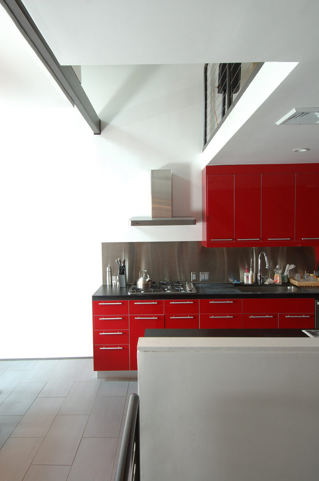Стильный дизайн: кухня в стиле модернизм с плоскими фасадами, красными фасадами, фартуком цвета металлик и фартуком из металлической плитки - последний тренд