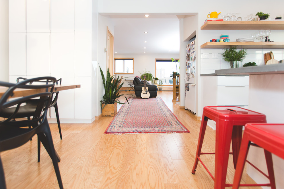 Moderne Küche mit braunem Holzboden in Sonstige