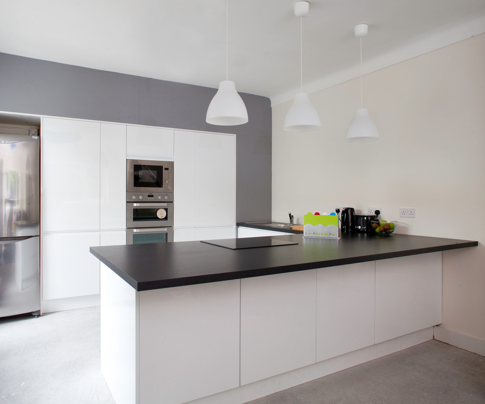Inspiration för mellanstora moderna kök, med släta luckor, vita skåp, bänkskiva i koppar, vitt golv och en halv köksö