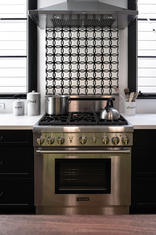 Inspiration för ett avskilt, mellanstort eklektiskt vit vitt u-kök, med en undermonterad diskho, luckor med infälld panel, svarta skåp, bänkskiva i koppar, flerfärgad stänkskydd, stänkskydd i keramik, rostfria vitvaror, mörkt trägolv, en köksö och brunt golv