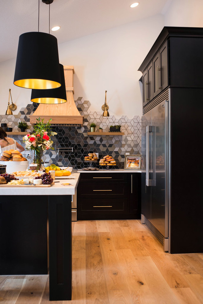 Example of a large trendy u-shaped light wood floor and brown floor eat-in kitchen design in Atlanta with an undermount sink, shaker cabinets, dark wood cabinets, quartz countertops, multicolored backsplash, ceramic backsplash, stainless steel appliances, an island and white countertops