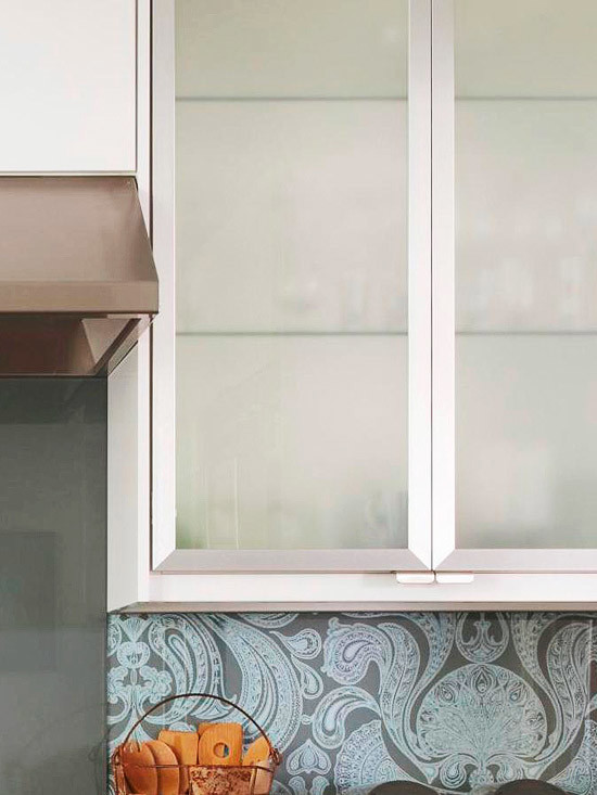 Esempio di una cucina contemporanea con lavello sottopiano, ante di vetro, ante bianche, top in quarzo composito e elettrodomestici in acciaio inossidabile