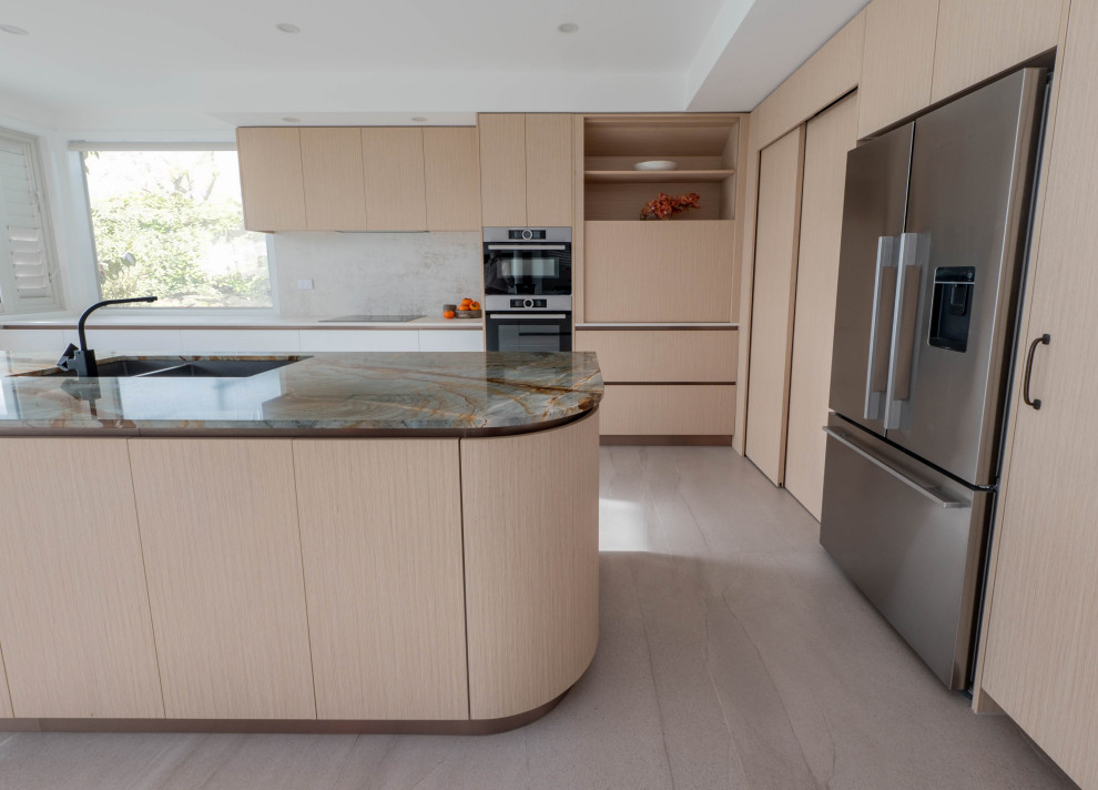 Immagine di un cucina con isola centrale design con ante in legno chiaro, top in quarzite, pavimento con piastrelle in ceramica, pavimento beige e top multicolore