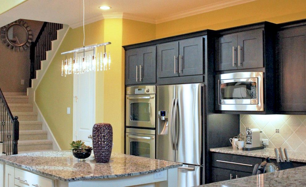 Exempel på ett mellanstort modernt kök, med en undermonterad diskho, luckor med infälld panel, skåp i mörkt trä, granitbänkskiva, grått stänkskydd, stänkskydd i keramik, rostfria vitvaror, klinkergolv i porslin och en köksö