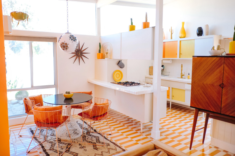 Источник вдохновения для домашнего уюта: огромная кухня в стиле ретро с полом из керамической плитки и разноцветным полом
