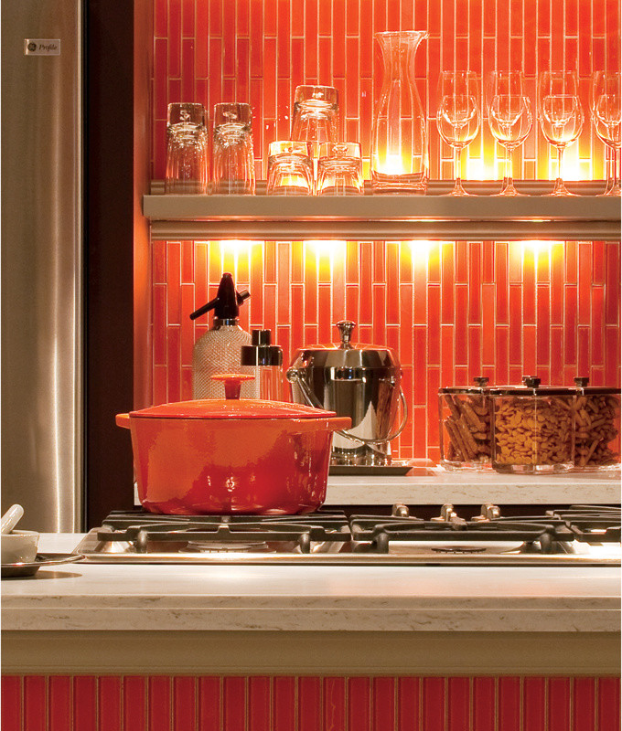 Idéer för ett stort klassiskt kök, med en nedsänkt diskho, skåp i shakerstil, lila skåp, bänkskiva i koppar, orange stänkskydd, stänkskydd i mosaik, rostfria vitvaror, klinkergolv i keramik, en köksö och beiget golv