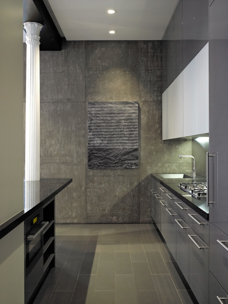 Zweizeilige, Mittelgroße Moderne Wohnküche mit integriertem Waschbecken, flächenbündigen Schrankfronten, grauen Schränken, Küchenrückwand in Metallic, Edelstahl-Arbeitsplatte, Porzellan-Bodenfliesen und Kücheninsel in New York
