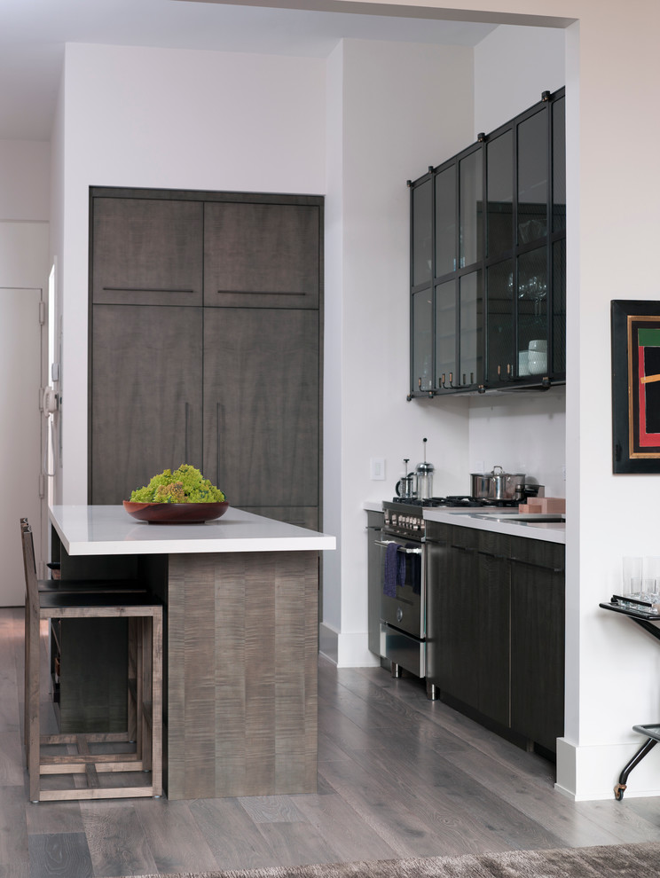 Esempio di una cucina contemporanea con lavello sottopiano, ante lisce, ante in legno bruno, paraspruzzi bianco, elettrodomestici da incasso e parquet scuro