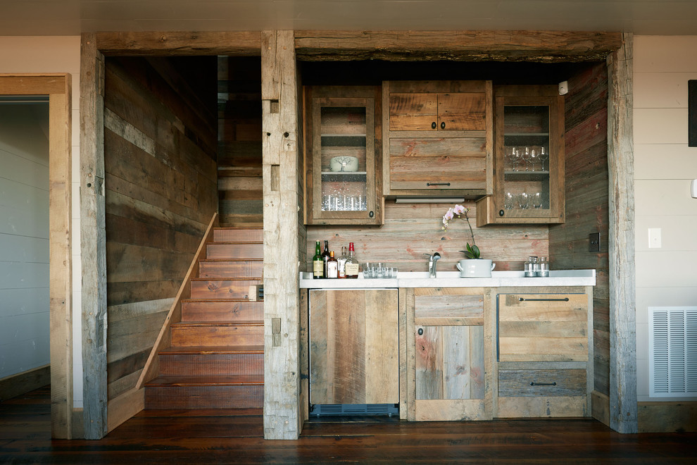 Immagine di una cucina stile rurale con ante in legno scuro, ante di vetro e struttura in muratura