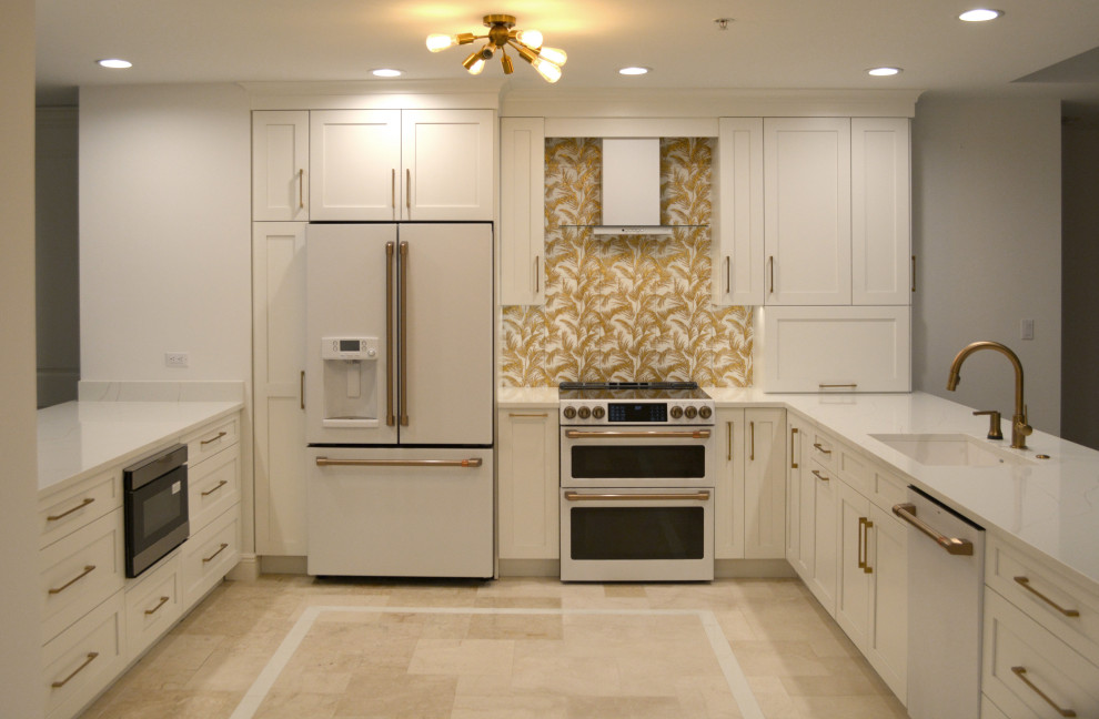 Foto på ett stort vintage vit kök, med en undermonterad diskho, skåp i shakerstil, vita skåp, bänkskiva i kvarts, stänkskydd med metallisk yta, stänkskydd i porslinskakel, vita vitvaror, marmorgolv, en köksö och beiget golv
