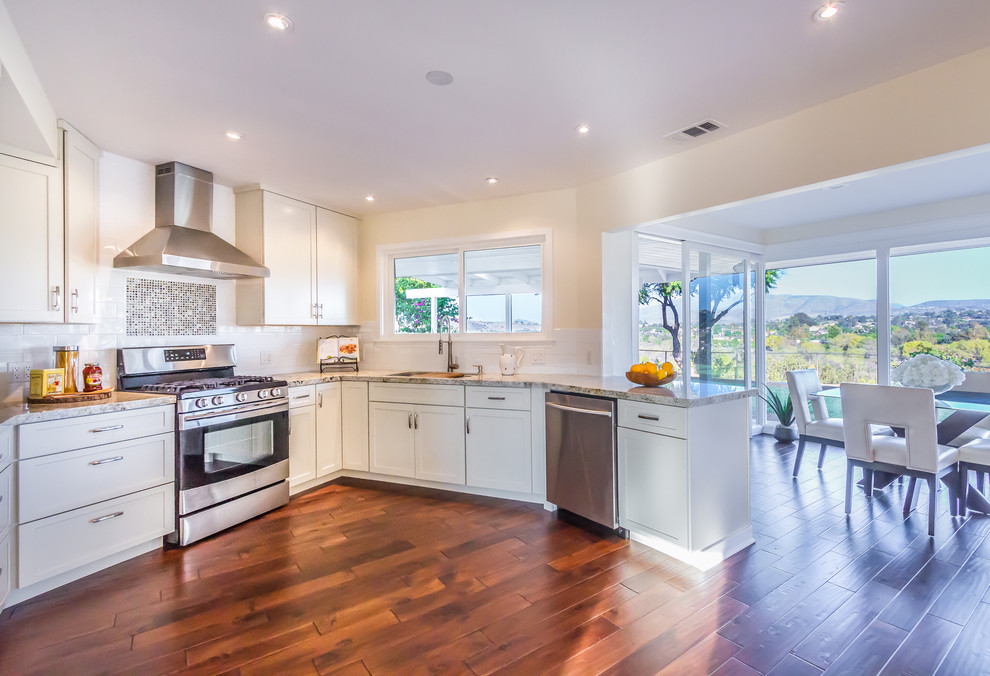 サンディエゴにある高級な広いトランジショナルスタイルのおしゃれなアイランドキッチン (シルバーの調理設備) の写真