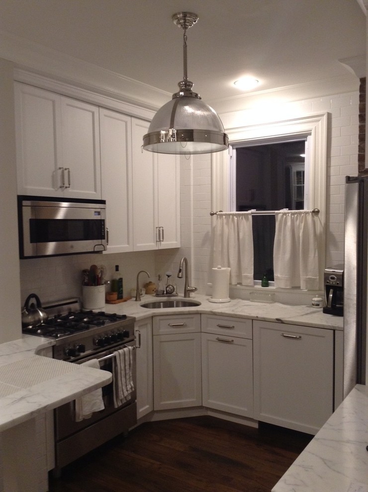 Immagine di una piccola cucina chic con lavello sottopiano, ante con riquadro incassato, ante bianche, top in marmo e penisola