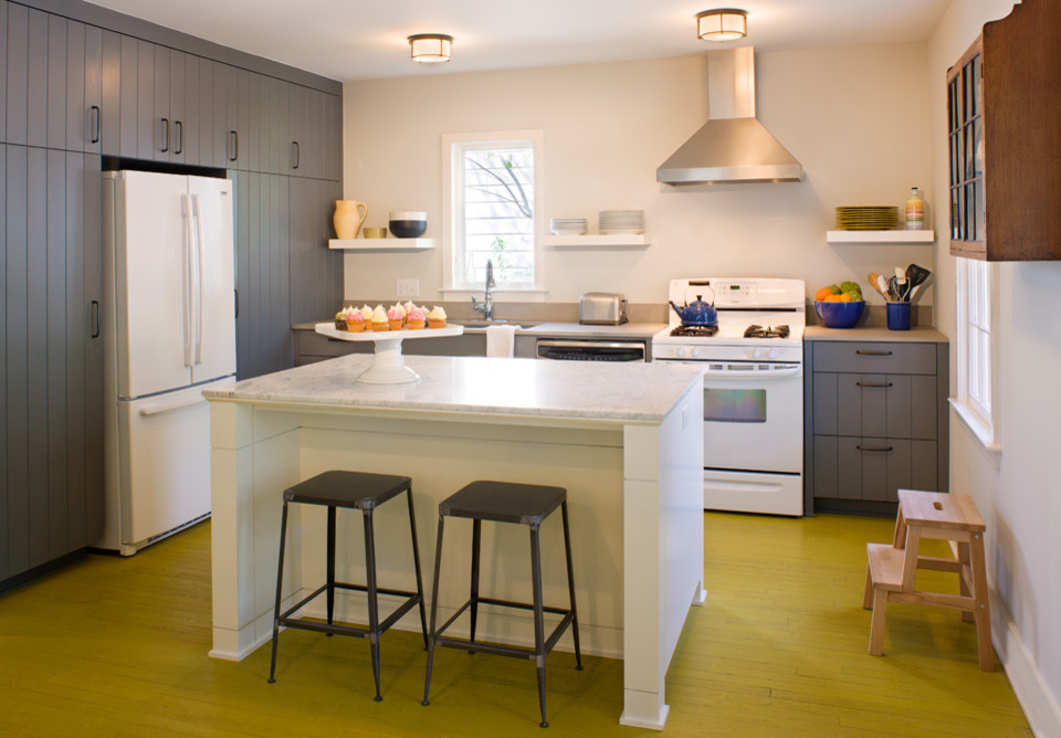 Foto de cocina actual con electrodomésticos blancos y suelo amarillo