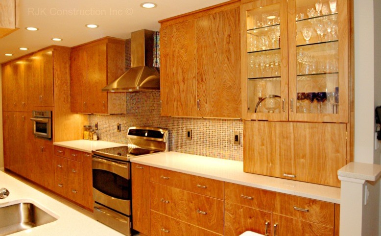 Idéer för funkis kök, med en undermonterad diskho, släta luckor, skåp i mellenmörkt trä, flerfärgad stänkskydd, stänkskydd i mosaik och rostfria vitvaror