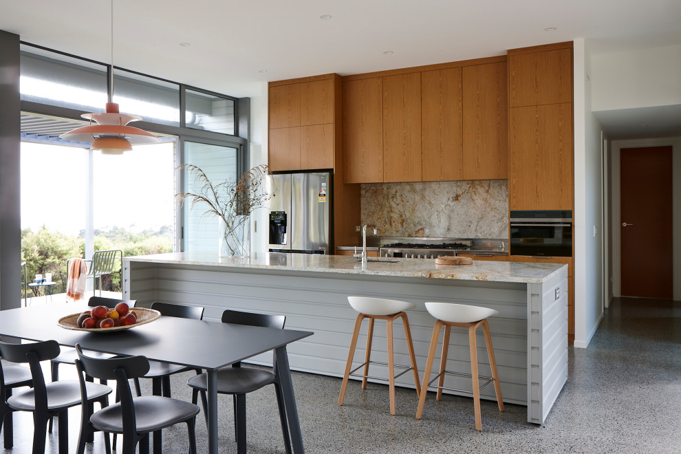 Exempel på ett mellanstort modernt linjärt kök och matrum, med en köksö, en undermonterad diskho, släta luckor, skåp i mellenmörkt trä, flerfärgad stänkskydd, rostfria vitvaror, terrazzogolv och flerfärgat golv