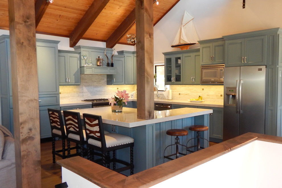 Imagen de cocina comedor clásica con armarios con paneles empotrados, puertas de armario azules, suelo de madera en tonos medios y una isla
