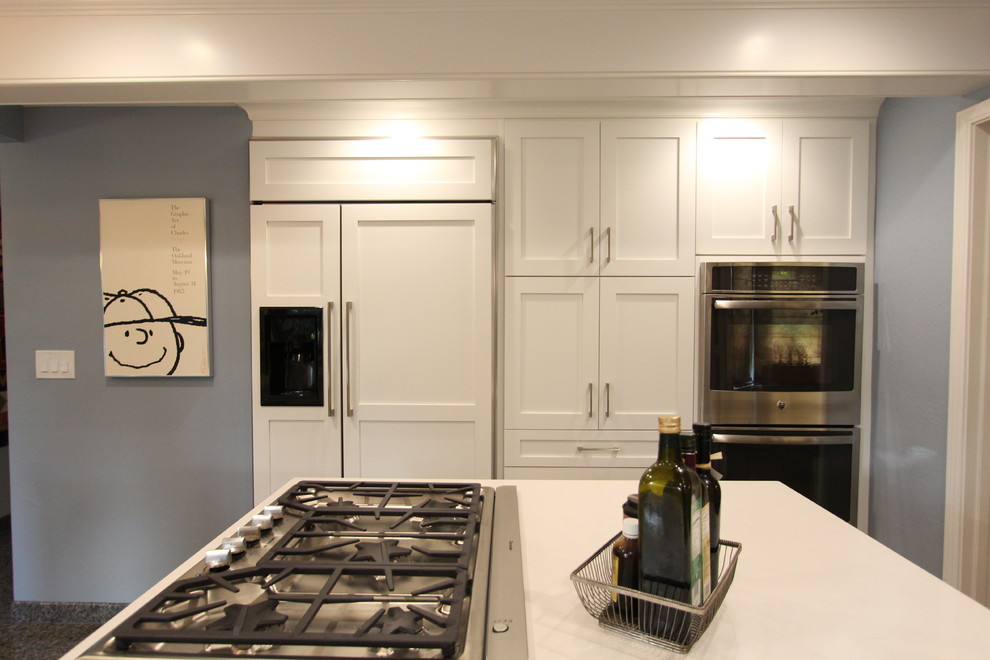 Exempel på ett mellanstort klassiskt kök, med en undermonterad diskho, skåp i shakerstil, vita skåp, bänkskiva i kvarts, grått stänkskydd, stänkskydd i glaskakel, rostfria vitvaror, marmorgolv och en köksö
