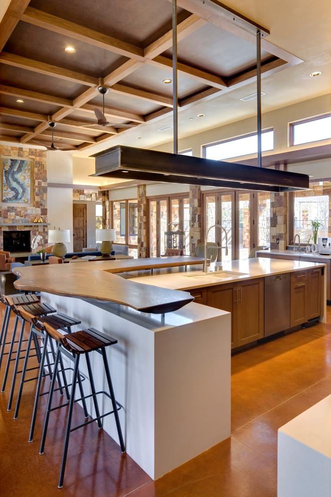 Offene, Geräumige Moderne Küche in U-Form mit Schrankfronten im Shaker-Stil, dunklen Holzschränken, Küchengeräten aus Edelstahl, Kücheninsel und Unterbauwaschbecken in Albuquerque
