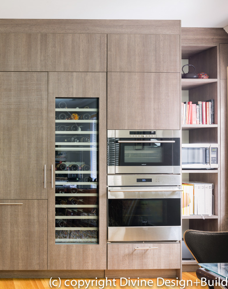 Immagine di una cucina contemporanea con ante lisce, ante in legno bruno e paraspruzzi marrone