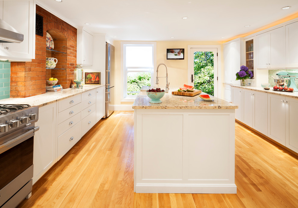Zweizeilige Klassische Küche mit Schrankfronten im Shaker-Stil, weißen Schränken, Küchengeräten aus Edelstahl und braunem Holzboden in Boston