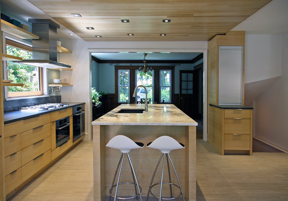 Moderne Küche mit flächenbündigen Schrankfronten, hellbraunen Holzschränken, Quarzit-Arbeitsplatte, Küchenrückwand in Weiß, Rückwand aus Glasfliesen und Küchengeräten aus Edelstahl in Boston