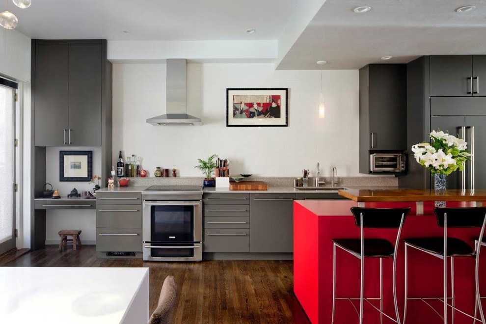 Exempel på ett modernt kök, med släta luckor, bänkskiva i kvarts, en köksö, en undermonterad diskho, grå skåp, rostfria vitvaror och mörkt trägolv