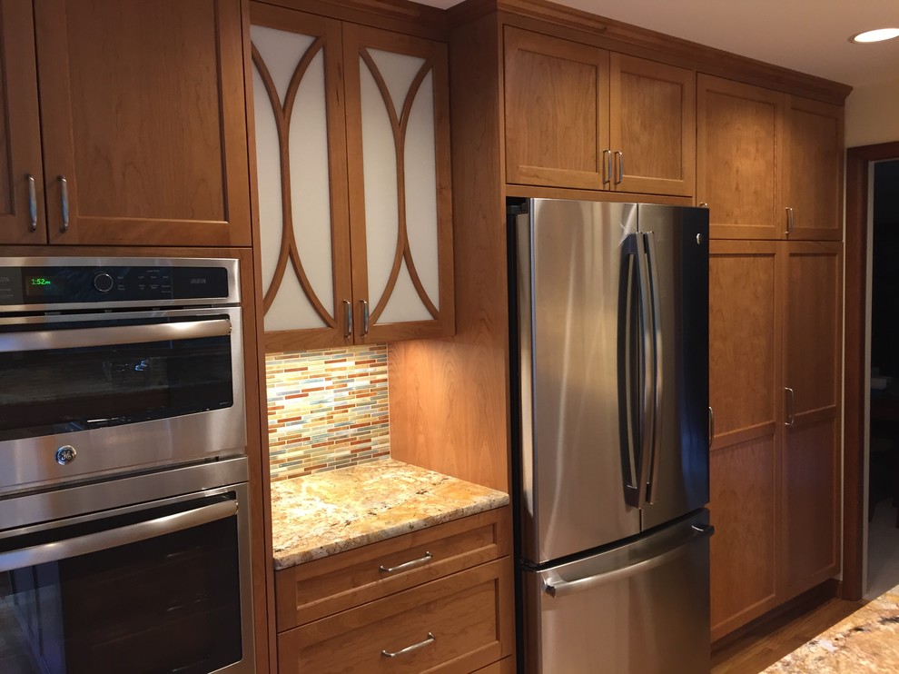 Example of a mid-sized zen u-shaped medium tone wood floor and brown floor eat-in kitchen design in Seattle with an undermount sink, shaker cabinets, medium tone wood cabinets, granite countertops, multicolored backsplash, stainless steel appliances, an island and mosaic tile backsplash
