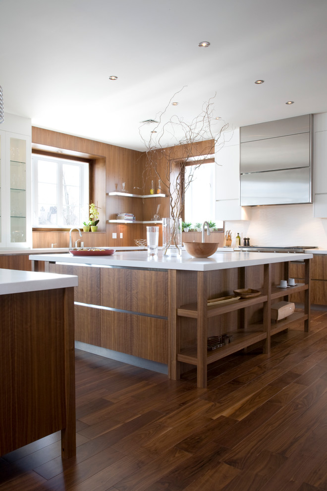 Foto de cocina contemporánea con armarios con paneles lisos, puertas de armario de madera en tonos medios y suelo de madera oscura