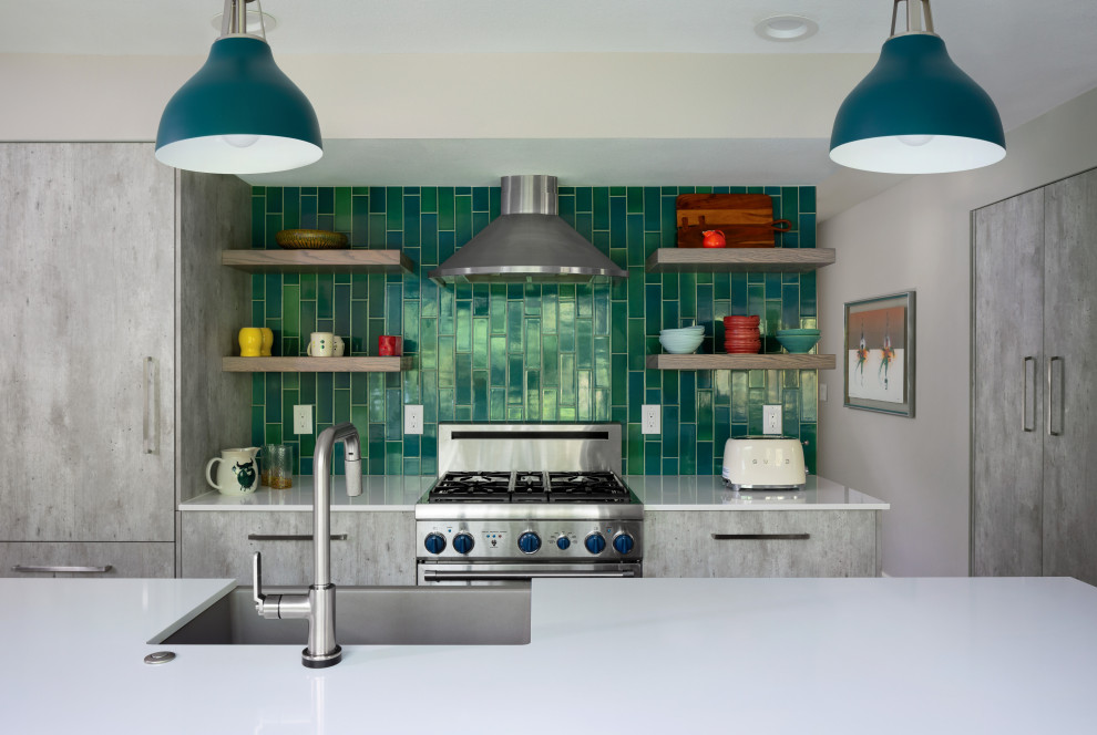 Inspiration för mellanstora moderna linjära vitt kök med öppen planlösning, med en rustik diskho, släta luckor, grå skåp, bänkskiva i kvarts, blått stänkskydd, stänkskydd i keramik, integrerade vitvaror, ljust trägolv, en köksö och beiget golv
