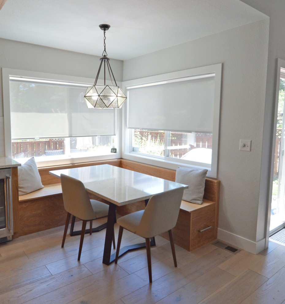 Свежая идея для дизайна: кухня-столовая среднего размера в стиле неоклассика (современная классика) с светлым паркетным полом, серым полом и балками на потолке - отличное фото интерьера