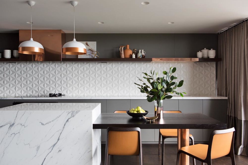 Esempio di una cucina contemporanea con ante lisce, ante grigie, paraspruzzi bianco, elettrodomestici in acciaio inossidabile, pavimento marrone e top bianco