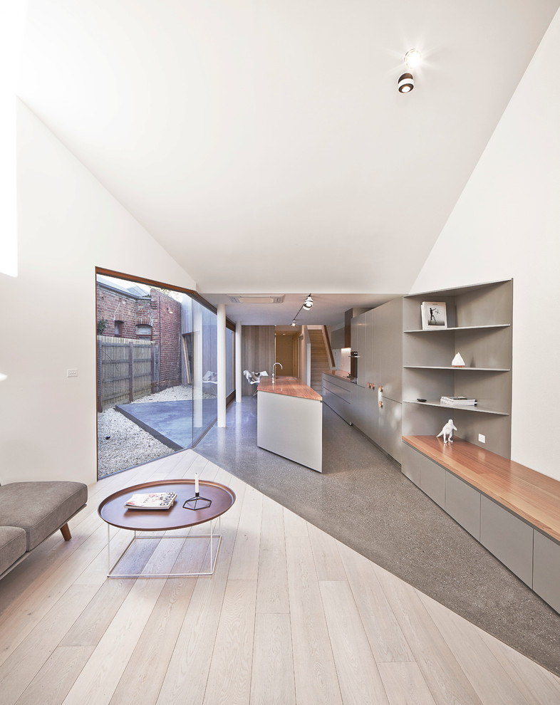 Ispirazione per una cucina contemporanea di medie dimensioni con ante lisce, ante grigie, top in legno e pavimento in cemento