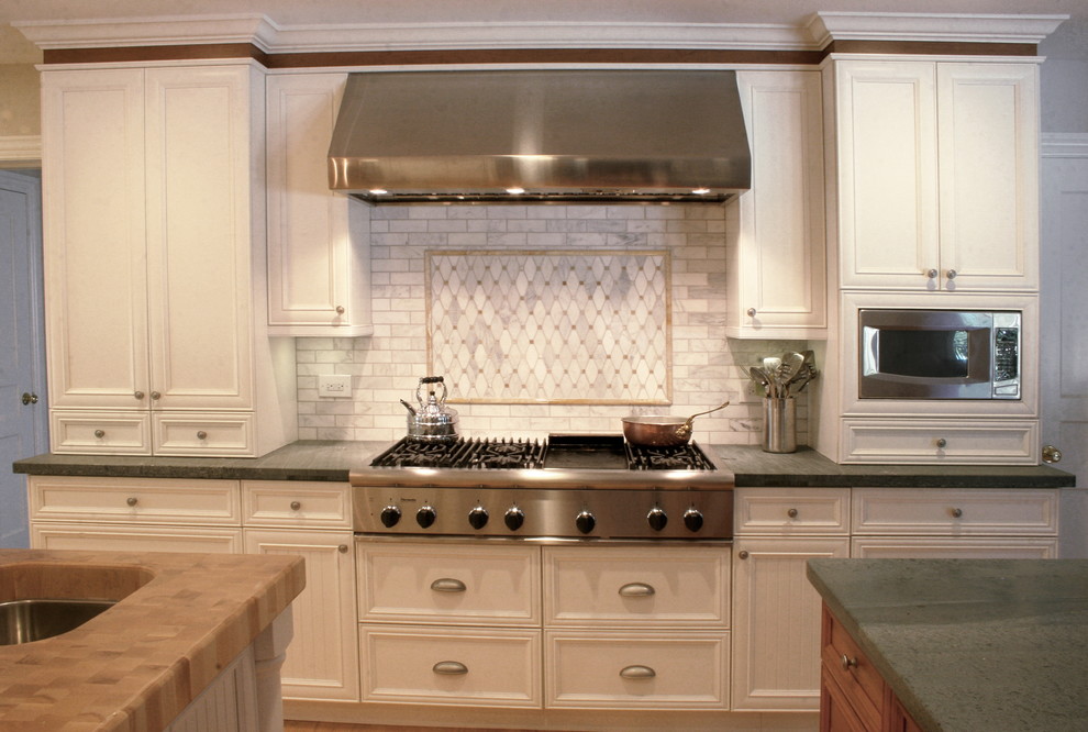 This is an example of a classic kitchen in Chicago.