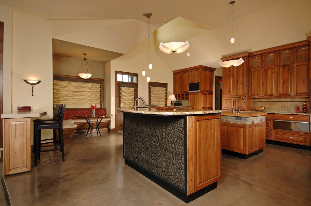 Idéer för ett stort klassiskt kök med öppen planlösning, med en undermonterad diskho, luckor med upphöjd panel, skåp i mellenmörkt trä, granitbänkskiva, flerfärgad stänkskydd, stänkskydd i porslinskakel, rostfria vitvaror, betonggolv, en köksö och brunt golv
